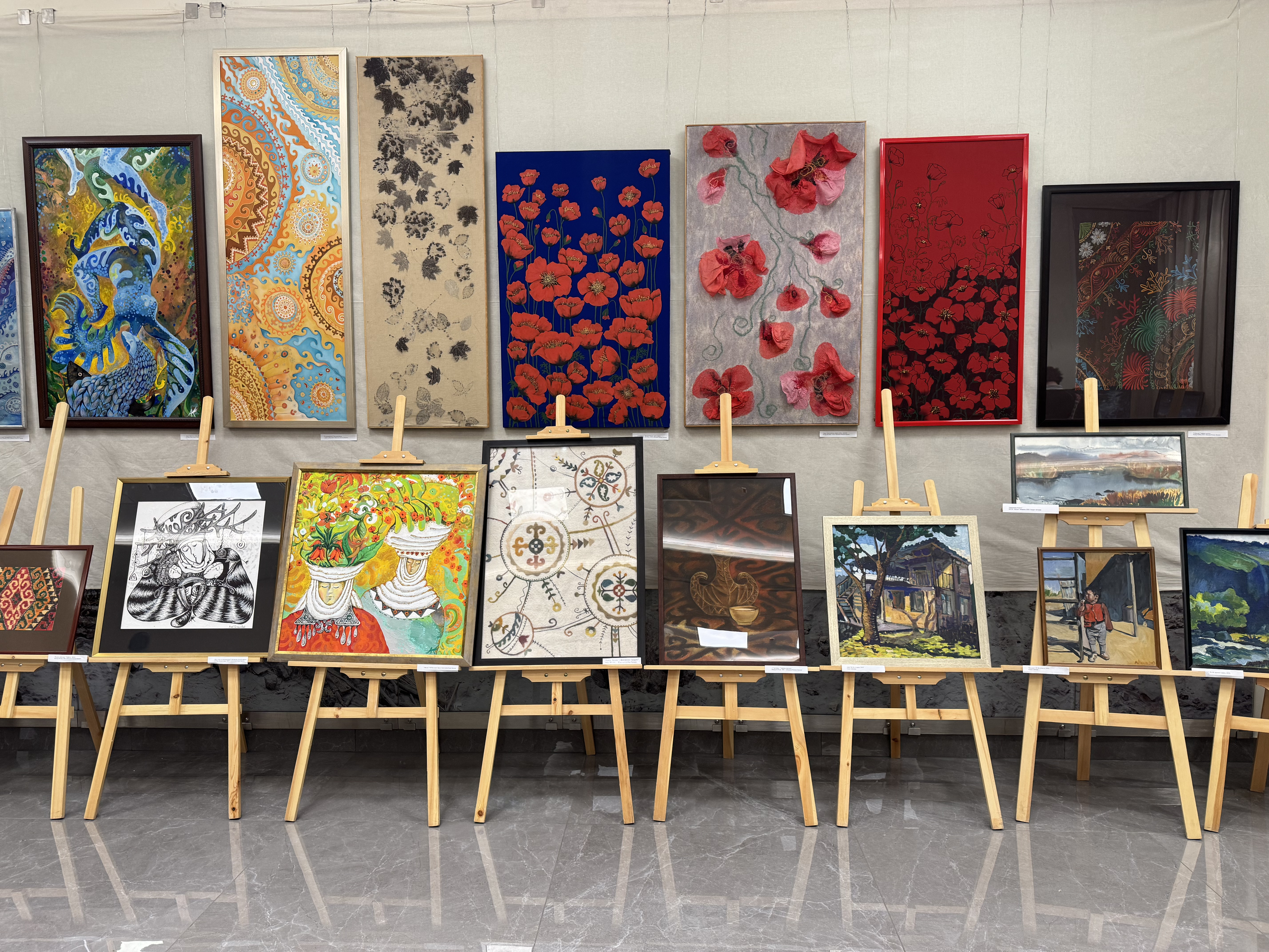 Открылась выставка работ кыргызской группы художников «Суйунчу»